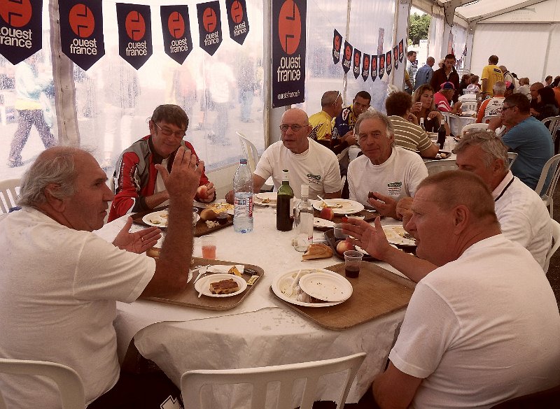 2011-08-26 22 Rando Plouay Tous a table.jpg